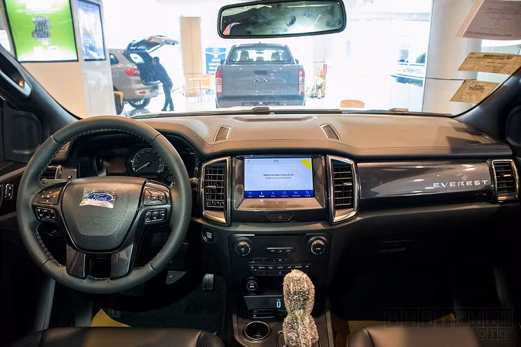 Tiến vào khoang lái, Ford Everest nâng cấp mới dường như không thay đổi, chất cơ bắp vẫn được hãng xe Mỹ mang lên để giúp chiếc xe của mình cứng cáp hơn. Về mặt thẩm mỹ không thay đổi nhưng tiện nghi trên Ford Everest 2020 đã được nâng cao nhằm tăng tính tiện nghi cho xe.