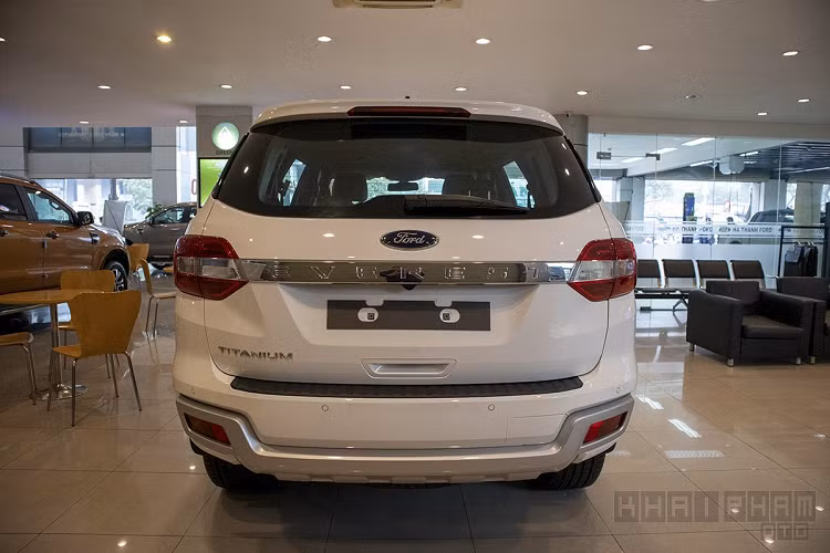 Giá xe Ford Everest 2020 chính hãng được bán ra trên toàn quốc không đổi so với trước, dao động từ 999 đến 1,399 triệu đồng. Đây được xem là đối thủ "đáng gờm củ" Toyota Fortuner, Mitsubishi Pajero Sport và Nissan Terra tại thị trường Việt Nam trong năm 2020 này. 