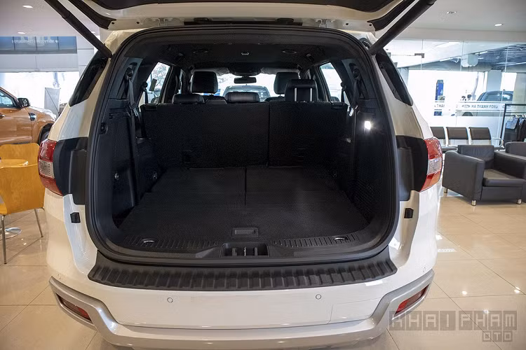 Ford Everest Titanium 4WD vẫn sử dụng động cơ dầu Diesel 2.0L Bi-Turbo mạnh mẽ nhất với công suất tối đa 210 mã lực và mô-men xoắn cực đại 500 Nm kết hợp cùng hộp số tự động 10 cấp mới. Những bản còn lại, Ford Everest 2020 chỉ sử dụng khối động cơ 2.0L Turbo cho công suất 177 mã lực và mô-men xoắn 420 Nm kết nối với hộp số tự động 10 cấp hoặc hộp số sàn 6 cấp tuỳ bản.