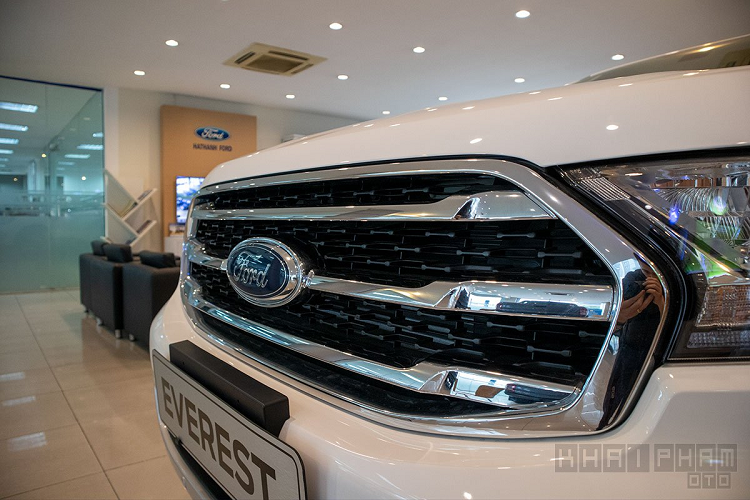 Chiếc xe hơi mới Ford Everest 2020 vẫn sử dụng bộ lưới tản nhiệt với thiết kế quen thuộc mạ crom gồm 3 thanh ngang, trung tâm là logo thương hiệu. Cản trước của Ford Everest mới vẫn tương đối hiền hoà và tích hợp cảm biến trước hỗ trợ đỗ xe.