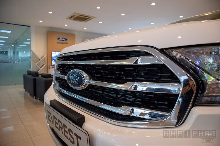 Chiếc xe hơi mới Ford Everest 2020 vẫn sử dụng bộ lưới tản nhiệt với thiết kế quen thuộc mạ crom gồm 3 thanh ngang, trung tâm là logo thương hiệu. Cản trước của Ford Everest mới vẫn tương đối hiền hoà và tích hợp cảm biến trước hỗ trợ đỗ xe.