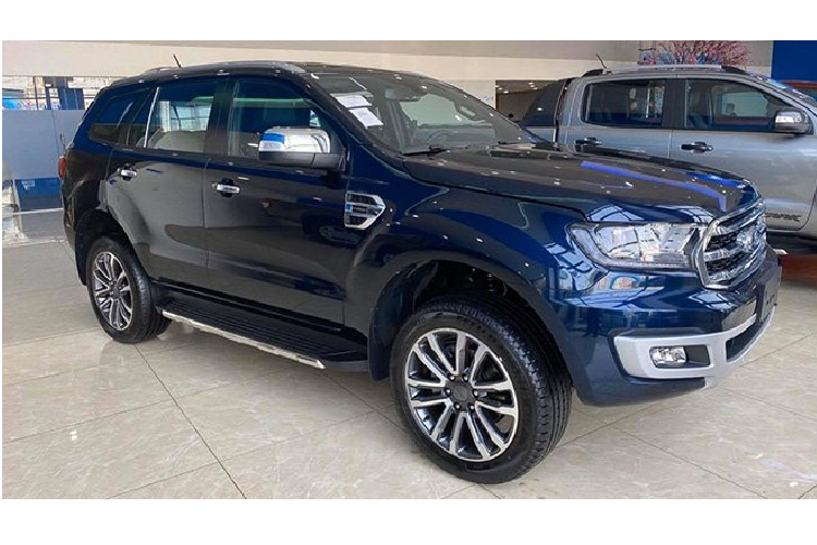 Không những vậy, mẫu xe SUV Ford Everest 2020 còn được bổ sung thêm tuỳ chọn màu Xanh Thiên Thanh mới bên cạnh những màu quen thuộc như: Trắng, Đen, Ghi Vàng, Đỏ, Đỏ Sunset, Xám, Bạc. Nhưng hiện tại, phiên bản màu mới của Ford Everest mới về nước số lượng ít nên rất khó để "diện kiến" xe tại đại lý.