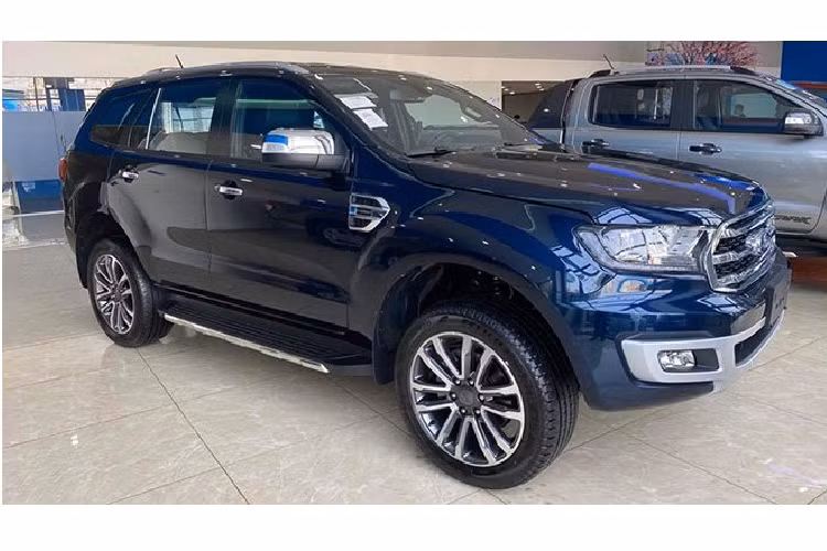 Không những vậy, mẫu xe SUV Ford Everest 2020 còn được bổ sung thêm tuỳ chọn màu Xanh Thiên Thanh mới bên cạnh những màu quen thuộc như: Trắng, Đen, Ghi Vàng, Đỏ, Đỏ Sunset, Xám, Bạc. Nhưng hiện tại, phiên bản màu mới của Ford Everest mới về nước số lượng ít nên rất khó để "diện kiến" xe tại đại lý.