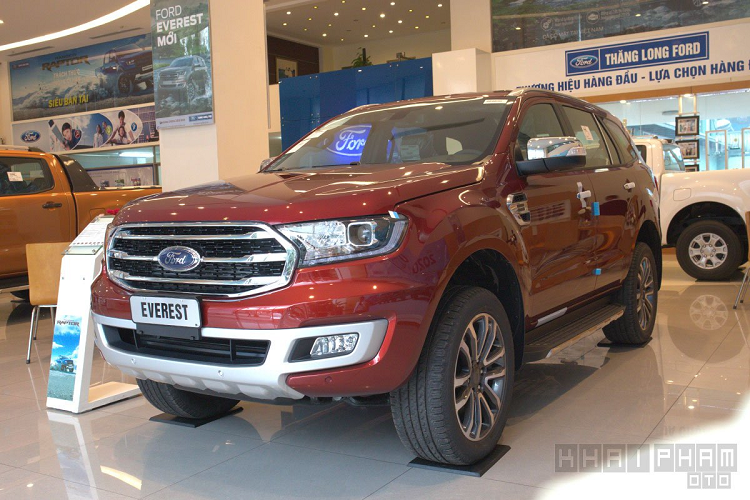 Trong phân khúc SUV 7 chỗ tại thị trường ôtô Việt Nam, Ford Everest 2020 mới là mẫu xe được nâng cấp nhiều nhất so với các đối thủ, đặc biệt là Toyota Fortuner đã 4 năm qua không thêm trang bị. Chiếc SUV đến từ Mỹ có lần nâng cấp mạnh mẽ nhất hồi tháng 10/2018, đến nay có một số thay đổi nhẹ giúp xe hiện đại và tiện nghi hơn.