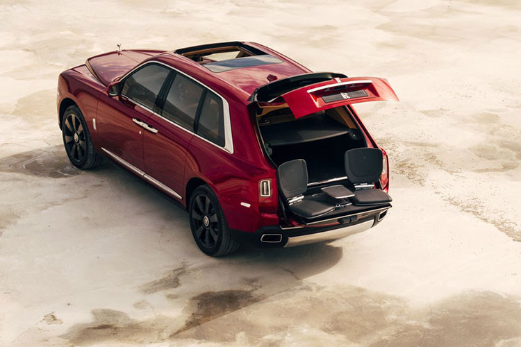 Chiếc ghế được thiết kế nhỏ nhọn, có thể đóng mở dễ dàng để có thể cất vảo hộp đựng bằng da trang nhã và có thể được cất gọn trong khoang hành lý của tất cả những dòng xe của thương hiệu Rolls-Royce.