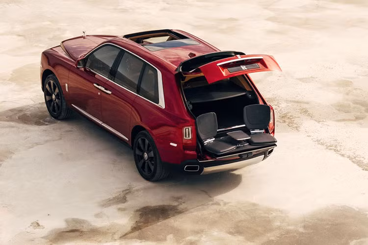 Chiếc ghế được thiết kế nhỏ nhọn, có thể đóng mở dễ dàng để có thể cất vảo hộp đựng bằng da trang nhã và có thể được cất gọn trong khoang hành lý của tất cả những dòng xe của thương hiệu Rolls-Royce.