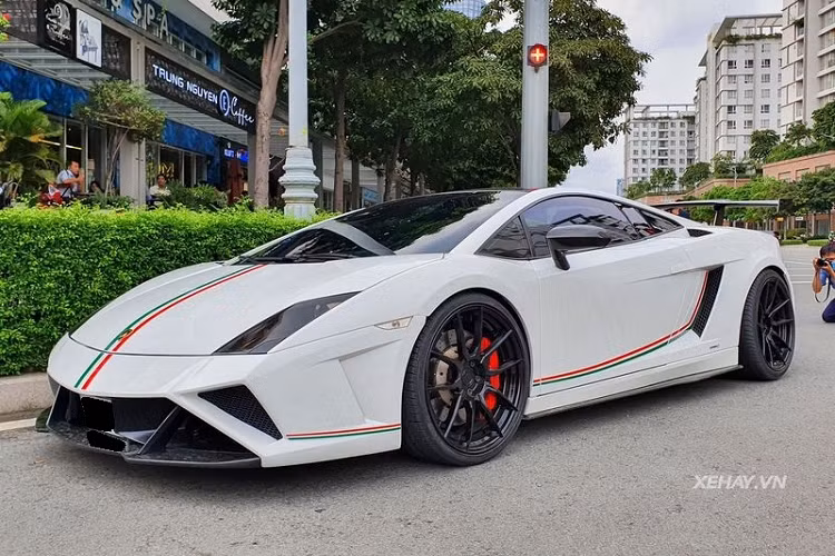 Nhờ bodykit Squadra Corse, siêu xe Lamborghini Gallardo của tay chơi xe Sài Gòn trở nên cuốn hút hơn hẳn với nhiều chi tiết làm bằng sợi carbon, như líp gió trước, ốp sườn, vỏ gương chiếu hậu, bộ khuếch tán và cánh giò cỡ lớn phía sau.