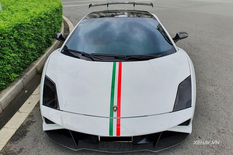 Thế nhưng, điểm đáng chú ý nhất trong lần xuất hiện này của Gallardo độ Squadra Corse độc nhất Việt Nam là việc lớp áo decal màu vàng óng đã được gỡ bỏ, đưa "siêu bò" về màu sơn trắng nguyên bản như khi mới về nước, tất nhiên là bao gồm cả dải decal sọc cờ Ý nổi bật ở phần nắp ca-pô và sườn xe tương tự những chiếc Gallardo Squadra Corse "hàng thật".