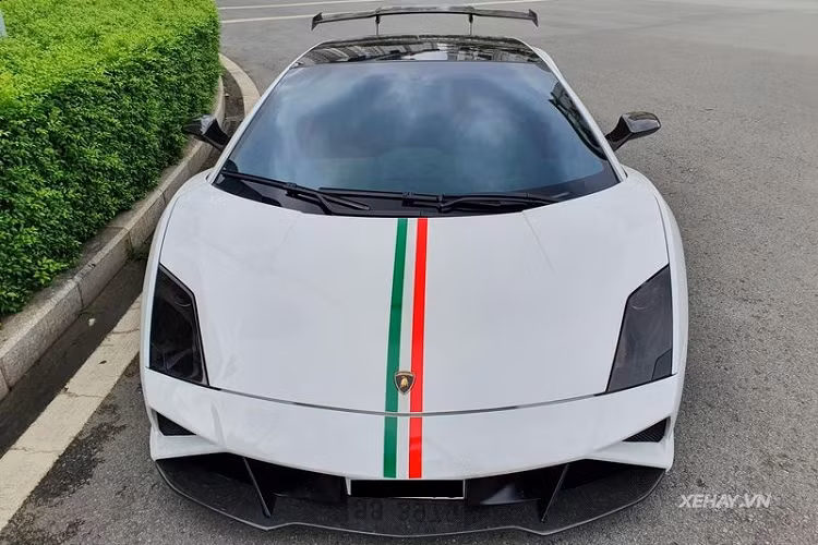 Thế nhưng, điểm đáng chú ý nhất trong lần xuất hiện này của Gallardo độ Squadra Corse độc nhất Việt Nam là việc lớp áo decal màu vàng óng đã được gỡ bỏ, đưa "siêu bò" về màu sơn trắng nguyên bản như khi mới về nước, tất nhiên là bao gồm cả dải decal sọc cờ Ý nổi bật ở phần nắp ca-pô và sườn xe tương tự những chiếc Gallardo Squadra Corse "hàng thật".