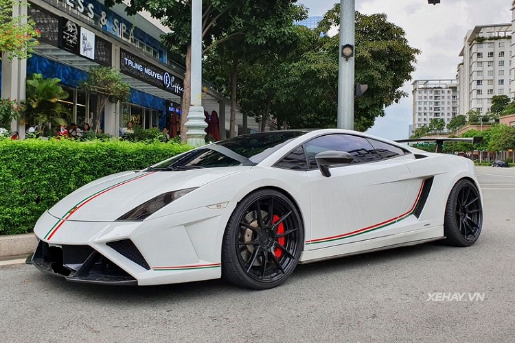 Bên cạnh đó, chiếc Gallardo LP560-4 này cũng được "thay chân" bằng các bánh xe 5 chấu kép BC Forged EH172 trị giá gần 100 triệu đồng, thay vì mâm nguyên bản.