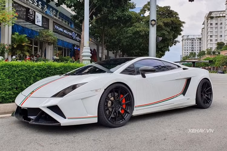 Bên cạnh đó, chiếc Gallardo LP560-4 này cũng được "thay chân" bằng các bánh xe 5 chấu kép BC Forged EH172 trị giá gần 100 triệu đồng, thay vì mâm nguyên bản.