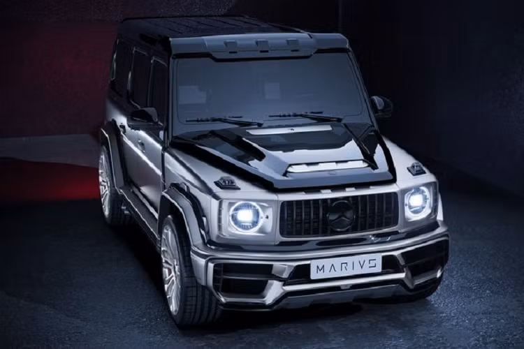 Chưa hết, xe còn có thêm một cánh gió carbon thể thao và bộ mâm kích thước lớn - chiếc xe trong bài dùng loại 22 inch được đánh bóng sáng loáng, giúp tổng thể xe trông bắt mắt và nổi bật hơn rất nhiều.