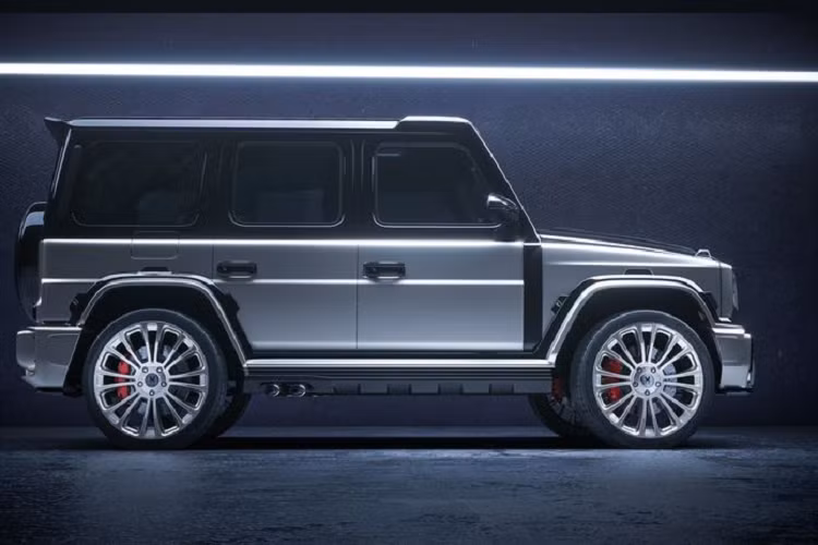 Chiếc SUV địa hình Mercedes-Benz G-Class được bổ sung nhiều chi tiết sợi carbon ở phía trước (gồm các khe hút gió, bộ phận bảo vệ...), nắp ca-pô sợi carbon được thiết kế lại với khe gió khổng lồ, giúp đầu xe trông rất hầm hố.