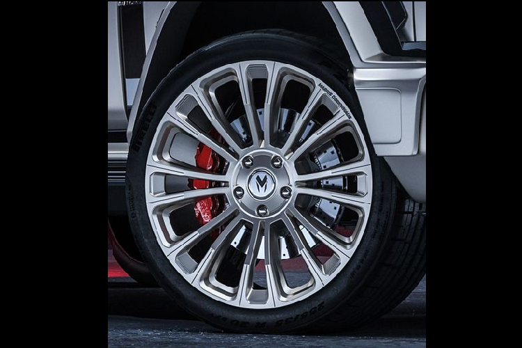 Di chuyển ra sau, Marius Designhaus độ Mercedes-Benz G-Class một thanh cản mới có ốp bảo vệ chắc chắn hơn, vỏ đựng lốp xe dự phòng được làm bằng sợi carbon và một thanh ngang nối liền giữa hai cụm đèn hậu cũng bằng sợi carbon.
