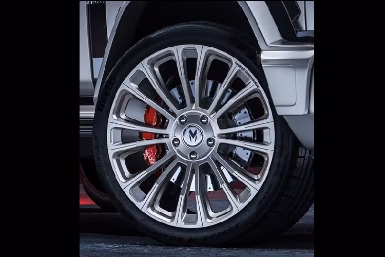 Di chuyển ra sau, Marius Designhaus độ Mercedes-Benz G-Class một thanh cản mới có ốp bảo vệ chắc chắn hơn, vỏ đựng lốp xe dự phòng được làm bằng sợi carbon và một thanh ngang nối liền giữa hai cụm đèn hậu cũng bằng sợi carbon.