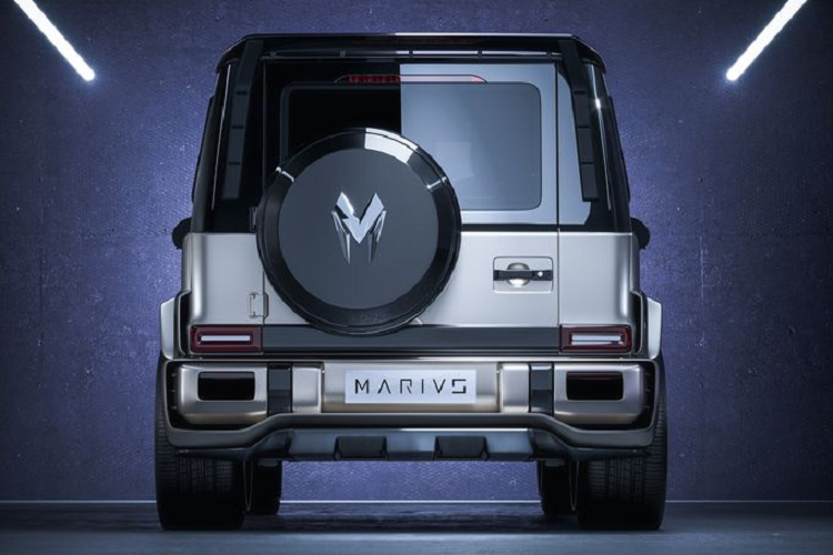 Nhiều chi tiết của G-Class đã được điều chỉnh để phù hợp với điều đó, bao gồm các ốp đèn pha và phần mở rộng bên hông làm từ sợi carbon.