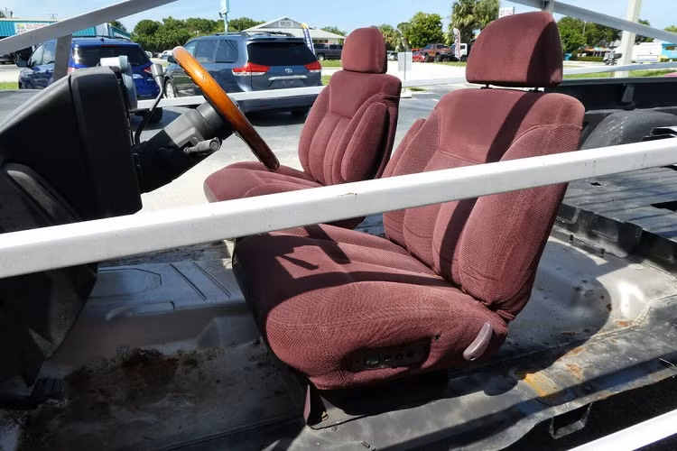 Thực tế, dự án này vẫn còn nhiều công đoạn cần được hoàn thành. Đó là hoàn thiện nội thất, lắp ráp khung vỏ, gia cố khung gầm cũng như chạy thử. Cuộc đấu giá dự kiến kết thúc vào ngày 13/9. Đã có 17 lượt tham gia đấu giá và mức giá Tesla Cybertruck nhái hiện tại cho chiếc bán tải này là 6.099 USD.