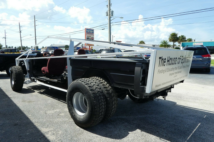 Điểm nổi bật của chiếc xe này là các bánh xe cỡ lớn kích thước 37 x 12.5 inch, trong đó ở cầu sau mỗi đầu trục có 2 bánh xe. Ngoài ra, phía trước đầu xe được trang bị một cụm tời và cáp kéo.