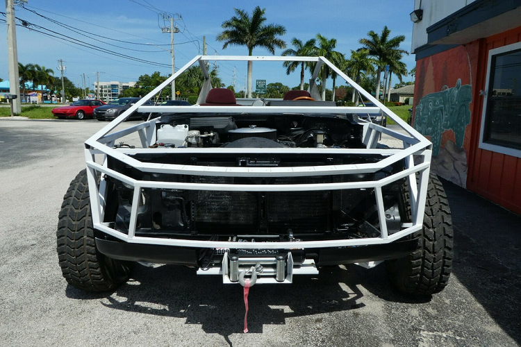 Bao quanh khung gầm là phần khung kim loại với thiết kế sao chép từ chiếc bán tải chạy điện của Tesla. Dễ dàng nhận ra mui xe hình tam giác và một đường cắt dài từ đầu đến đuôi xe. Tuy nhiên, bản sao chưa được hoàn thiện nên vẫn còn trơ khung và thấy được bên trong khoang lái, thùng hàng, động cơ, hệ thống treo và các bộ phận khác.