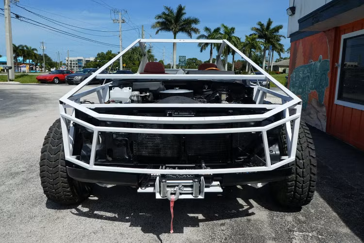 Bao quanh khung gầm là phần khung kim loại với thiết kế sao chép từ chiếc bán tải chạy điện của Tesla. Dễ dàng nhận ra mui xe hình tam giác và một đường cắt dài từ đầu đến đuôi xe. Tuy nhiên, bản sao chưa được hoàn thiện nên vẫn còn trơ khung và thấy được bên trong khoang lái, thùng hàng, động cơ, hệ thống treo và các bộ phận khác.