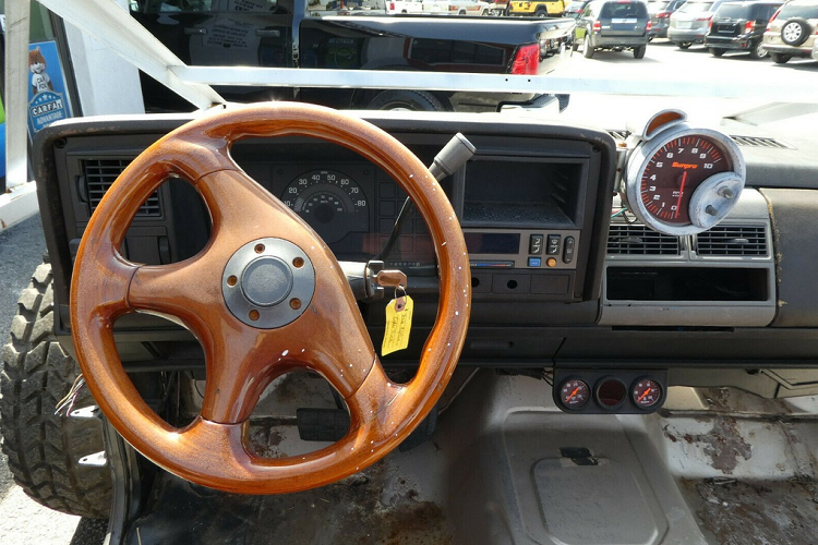 Cung cấp sức mạnh cho mẫu bán tải sao chép thiết kế Tesla là động cơ V8 7.4L và hộp số tự động Turbo 400 của Chevrolet. Thông số không được công bố, đơn vị chế tạo cho biết người thắng cuộc đấu giá có thể lựa chọn động cơ khác nếu muốn.