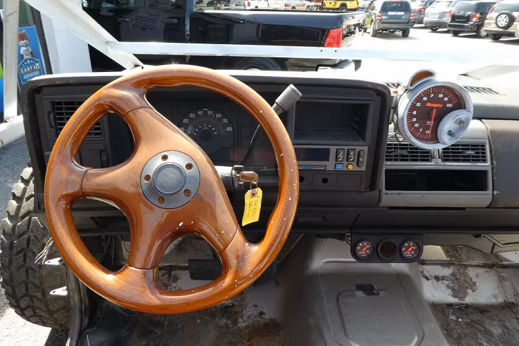 Cung cấp sức mạnh cho mẫu bán tải sao chép thiết kế Tesla là động cơ V8 7.4L và hộp số tự động Turbo 400 của Chevrolet. Thông số không được công bố, đơn vị chế tạo cho biết người thắng cuộc đấu giá có thể lựa chọn động cơ khác nếu muốn.