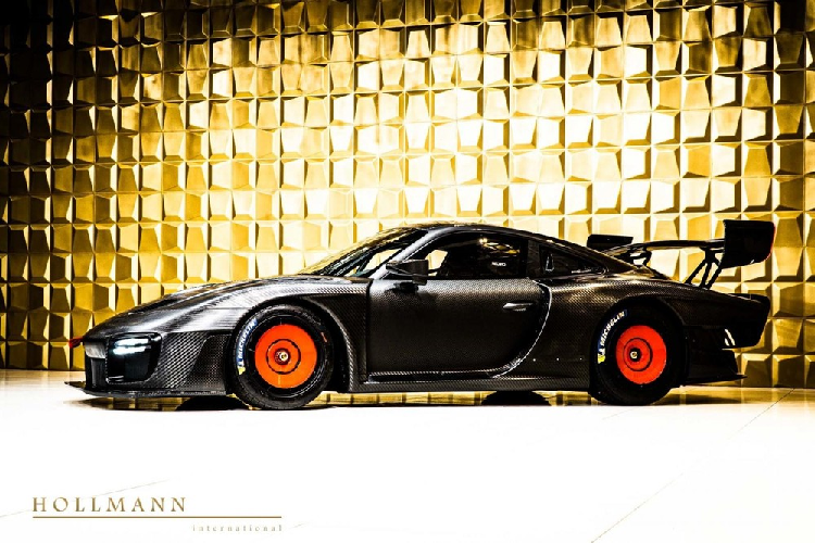 Showroom xe sang Hallmann Internation mới đây đã đưa chiếc xe Porsche 935 đặc biệt này vào danh sách rao bán, và nó trông giống như chiếc xe cuối tuần lý tưởng của mọi tay đua. Thông số của chiếc xe là cực ấn tượng, và những bức ảnh chụp với nền vàng độc đáo ở đây cũng vậy.