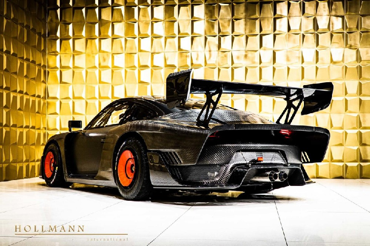 Ngoài thân vỏ sợi carbon cực chất, ngoại thất của xe còn có không ít chi tiết tạo sự chú ý như bố cục đèn pha nằm thấp phía dưới, nắp bình nhiên liệu bằng nhôm, và cánh gió khổng lồ CFRP lấy từ xe đua 911 GT3 R.