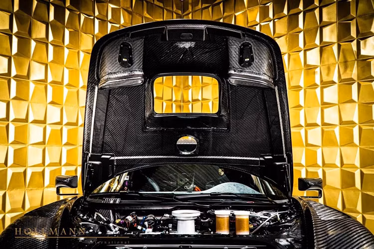 Xe có trang bị một động cơ 6 xi-lanh phẳng, dung tích 3.8 lít sản sinh 700 mã lực.