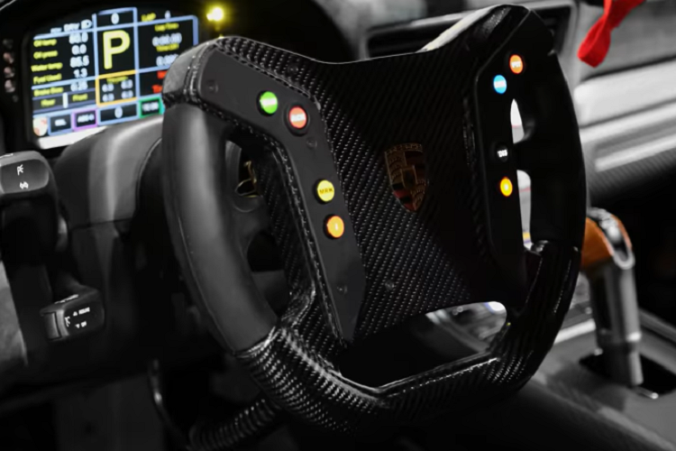 Không giống những chiếc xe điên rồ tương tự từ thập niên 1970, chiếc xe có trang bị đầy đủ các hệ thống an toàn/chống trượt, một hộp số tự động 7 cấp tiện lợi, và thậm chí có thể lắp thêm cả điều hòa. 