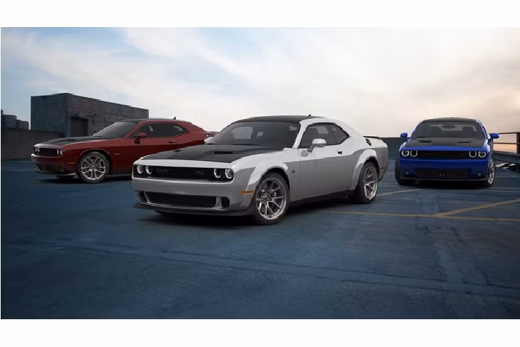 Bản Dodge Challenger kỷ niệm có các model Challenger R/T, R/T Scat Pack, và R/T Scat Pack Widebody đi kèm là cỡ bánh khác nhau. Phanh Brembo với kẹp phanh màu đồng thau nổi bật.