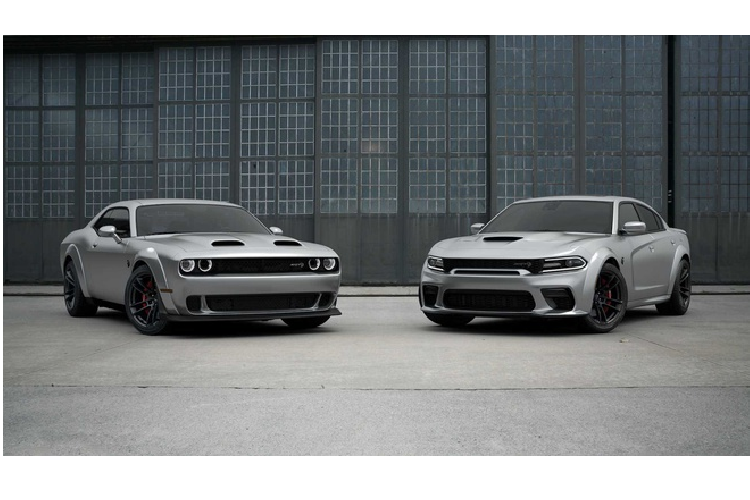 Khoang lái bản đặc biệt sử dụng nhiều chất liệu cao cấp. Ghế hiệu suất cao bọc da Nappa và Alcantara có tính năng sưởi và thông gió, lưng ghế thêu logo “50”, nhiều chi tiết trang trí sợi carbon và chỉ khâu tương phản.