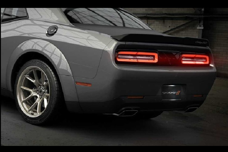 Chỉ khâu tương phản xuất hiện trên cụm đồng hồ, ốp cửa, bệ tì tay, khu trung tâm, mặt ghế và vô lăng đáy phẳng bọc da.