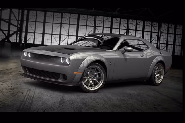 Trên mẫu xe Dodge Challenger 2020 mới bản kỷ niệm 50 này, phần nắp capô, mui và nắp cốp sau sơn đen, đèn pha LED nổi bật với logo 50 năm, nhãn hiệu riêng, logo “Challenger50” trên cụm đồng hồ.
