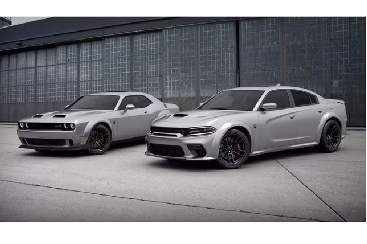 Gói kỷ niệm 50 năm được trang bị cho các phiên bản Challenger R/T, Challenger R/T Scat Pack, và R/T Scat Pack Widebody, thêm lần lượt 4.995 USD, 5.495 USD và 11.495 USD thêm vào giá xe Dodge Challenger 50th chưa được công bố. Xe sẽ tới tay khách hàng vào mùa thu.