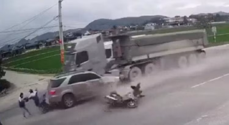 Video: Xe dau keo huc o to vang trung 3 nu sinh cho sang duong, 2 nguoi chet