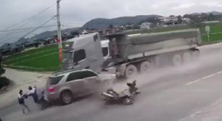Video: Xe dau keo huc o to vang trung 3 nu sinh cho sang duong, 2 nguoi chet