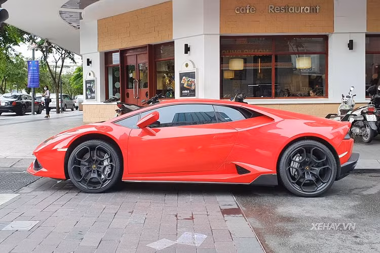 Được biết, tổng thời gian cho việc đổi màu sơn bằng phương pháp sơn trực tiếp trên chiếc xe này tốn khoảng 1 tháng với kinh phí trên 100 triệu đồng.