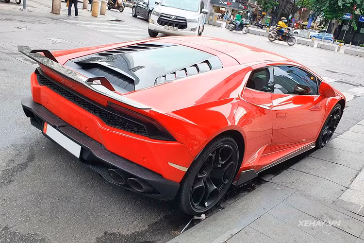 Đi kèm với đó còn là hộp số ly hợp kép 7 cấp độ cùng hệ dẫn động 4 bánh toàn thời gian. Huracan LP610-4 có thể tăng tốc từ 0 - 100 km/h với 3,2 giây trước khi đạt vận tốc tối đa 325 km/h. Giá siêu xe Lamborghini Huracan chính hãng tại Việt Nam khoảng hơn 20 tỷ đồng.