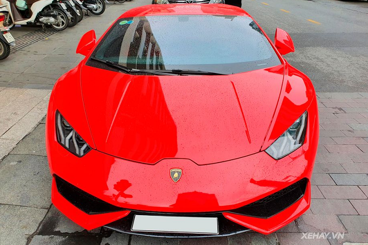 Theo tìm hiểu, việc thay đổi màu sơn trên siêu phẩm Lamborghini Huracan được chủ xe thực hiện khá đặc biệt. Đó là thay vì dán decal đổi màu như đa số siêu xe khác, "siêu bò" này lại được nâng cấp "bộ cánh" mới màu đỏ nổi bật bằng phương pháp sơn trực tiếp.