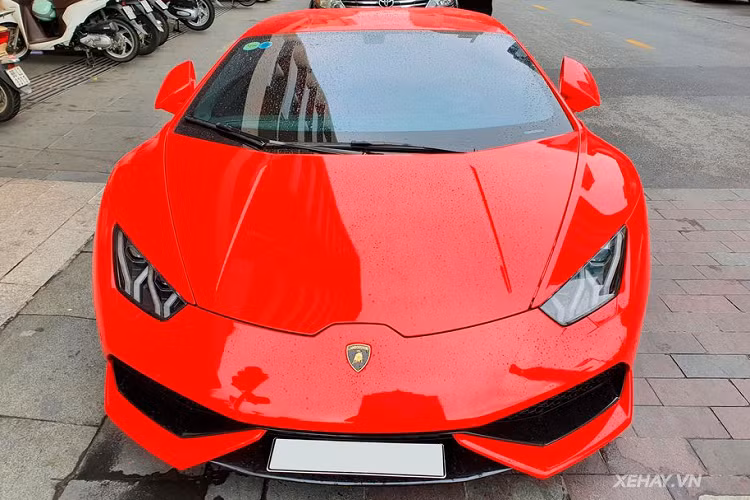 Theo tìm hiểu, việc thay đổi màu sơn trên siêu phẩm Lamborghini Huracan được chủ xe thực hiện khá đặc biệt. Đó là thay vì dán decal đổi màu như đa số siêu xe khác, "siêu bò" này lại được nâng cấp "bộ cánh" mới màu đỏ nổi bật bằng phương pháp sơn trực tiếp.