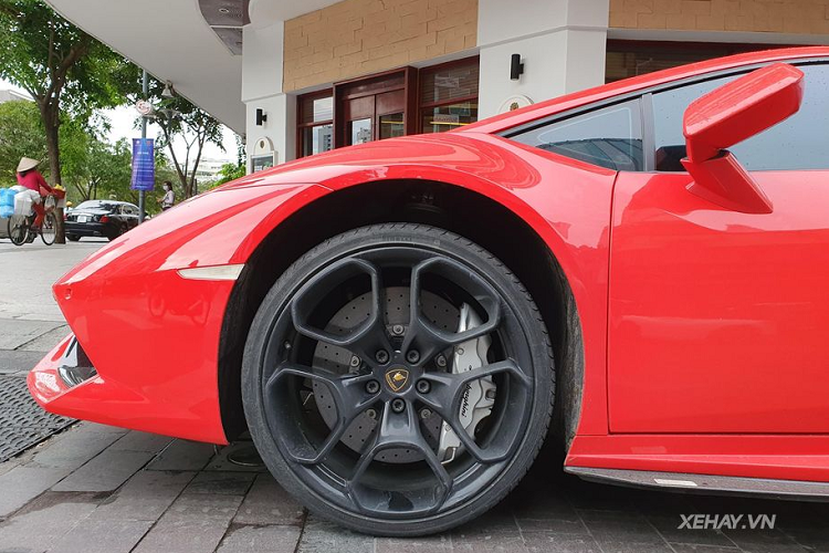 Bên cạnh nước sơn mới, chiếc Lamborghini Huracan này còn được chủ nhân trang bị gói độ Verona Edizione của Vorsteiner từ trước đó. Gói độ này bổ sung một số chi tiết bằng carbon cho xe các khu vực ngoại thất như ốp sườn và cánh gió phía sau hay cánh chia gió trước...