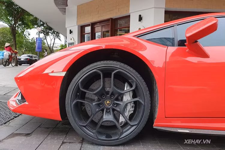 Bên cạnh nước sơn mới, chiếc Lamborghini Huracan này còn được chủ nhân trang bị gói độ Verona Edizione của Vorsteiner từ trước đó. Gói độ này bổ sung một số chi tiết bằng carbon cho xe các khu vực ngoại thất như ốp sườn và cánh gió phía sau hay cánh chia gió trước...