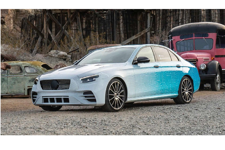 Ngoài ra, lưới tản nhiệt của E-Class mới đã được tinh chỉn, mẫu xe này thuộc phiên bản E-Class bản thấp nên không được trang bị lưới tản nhiệt phong cách “Panamericana”. Cuối cùng, toàn bộ cản trước đã được thiết kế mới.