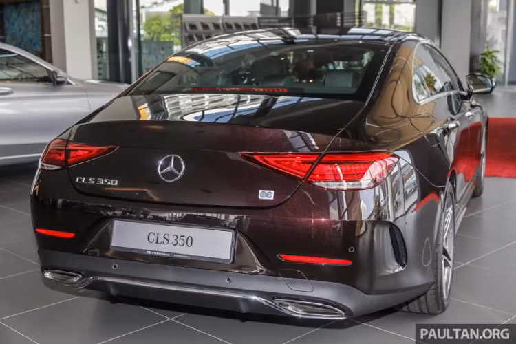 Dựa vào hình ảnh, khả năng cao chiếc E63 mới trong ảnh được chụp ở Đức tại nhà máy Sindelfingen, đây chính là nơi sản xuất E-Class (W213), và cũng là nơi sản xuất các mẫu xe khác như: sedan CLS, các biến thể của dòng S-Class cùng với siêu sang Maybach S-Class và siêu xe AMG GT.