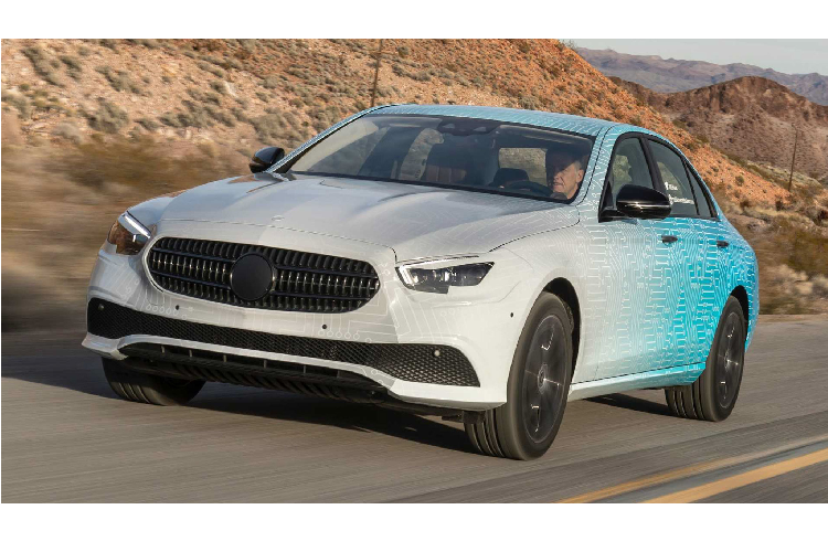 Dòng xe hiệu năng cao Mercedes-AMG E63 facelift mới sẽ vẫn duy trì thiết kế tương tự như các phiên bản thông thường của dòng Mercedes-Benz E-Class facelift. Nói cách khác E63/63s chỉ khác biệt các phiên bản E-Class thông thường ở trang trí, như thêm cụm ống xả kép và cánh lướt gió liền thân, cản sau để giúp nó trông thể thao hơn.