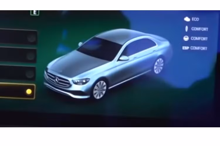 Nhìn vào hình ảnh này, có thể thấy mẫu xe sang Mercedes-Benz E-Class facelift mới đã có thay đổi rất nhiều về ngoại thất ở phần đầu xe với đèn pha có kiểu dáng hoàn toàn mới, nó mang thiết kế tương tự như đèn pha của dòng CLS với dải đèn LED ban ngày tại hình chữ “L” đặt ngược.