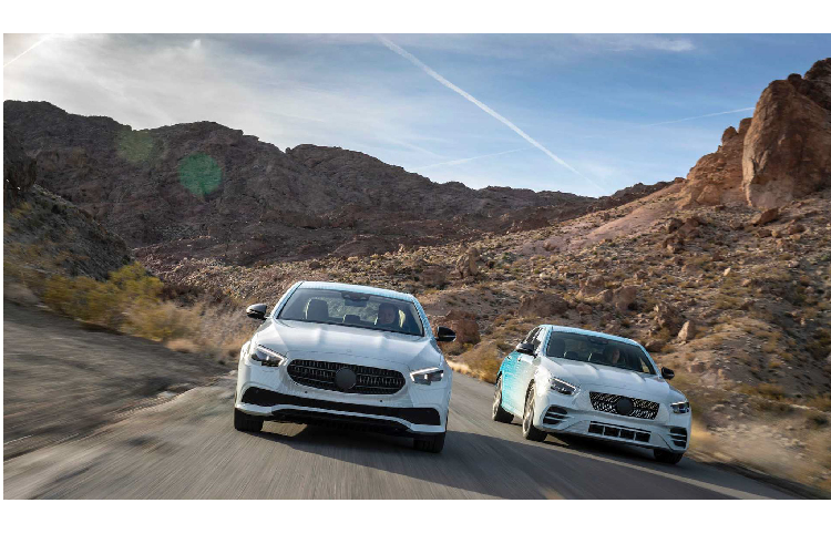 Qua hình ảnh, chúng ta thấy được cụm đèn hậu của E-Class facelift đã được thay đổi thiết kế, trông nó tương tự như cụm đèn hậu của dòng CLS thế hệ mới. Từ đó, có thể nhận xét rằng E-Class (W213) phiên bản nâng cấp facelift mới sở hữu thiết kế khác biệt hơn so với phiên bản tiền facelift, chứ không đơn thuần là tinh chỉnh thiết kế bao gồm: nâng cấp/ đồ họa lại cụm đèn pha và đèn hậu như dòng C-Class (W205) được định vị thấp hơn dòng E-Class vốn không có khác biệt quá nhiều ở phiên bản trước và sau facelift.