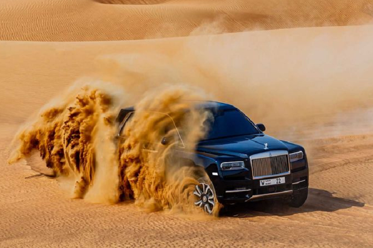 Chủ sở hữu của chiếc Rolls-Royce Cullinan đã cùng "xế yêu" đi tìm niềm vui trên những cồn cát sa mạc ở Dubai.