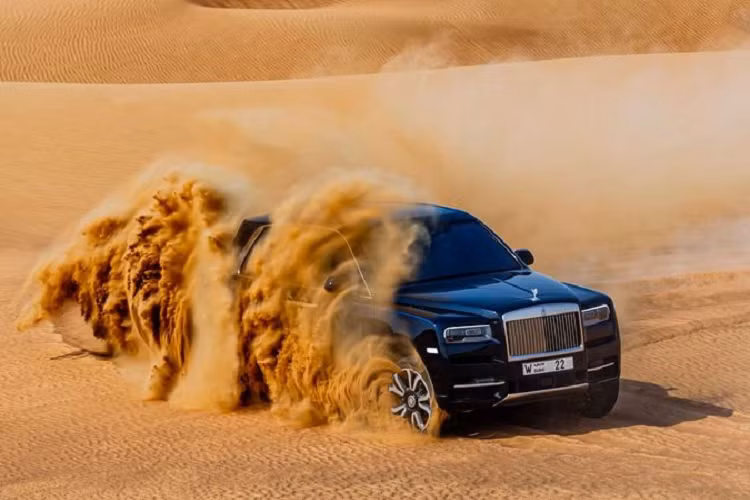 Chủ sở hữu của chiếc Rolls-Royce Cullinan đã cùng "xế yêu" đi tìm niềm vui trên những cồn cát sa mạc ở Dubai.
